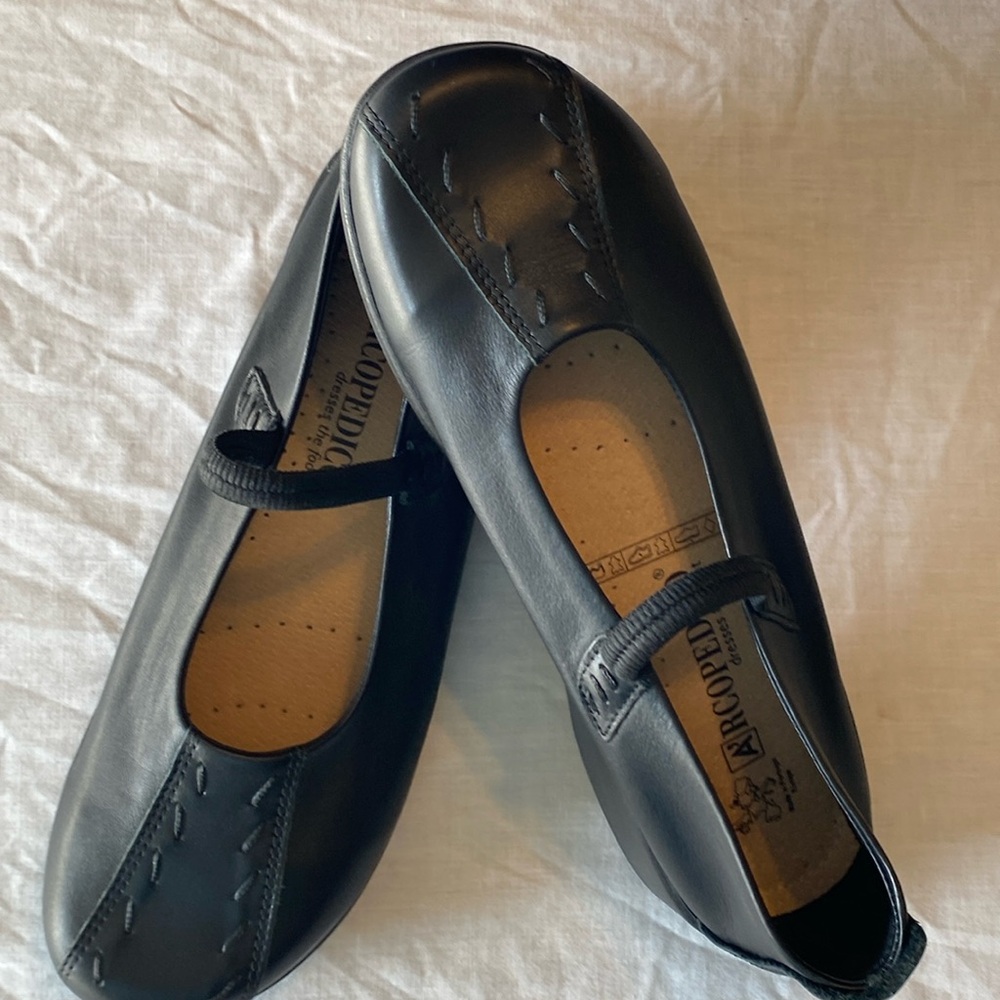 NWOT Arcopedico “Shawna” black leather Mary Jane flats.FromPortugal. Size 8/41.